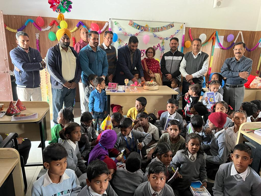 celebrated his daughter Ananta's birthday by cutting a cake with small children in Government Elementary School village Khanpur.